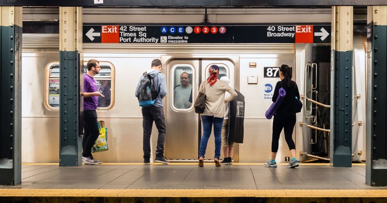 passageiros à espera do metrô de Nova York