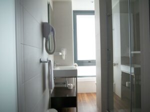 EasyHotel Lisbon - Lisboa, Portugal - banheiro