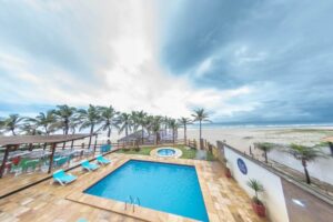 8. Milos Beach Hotel - piscina